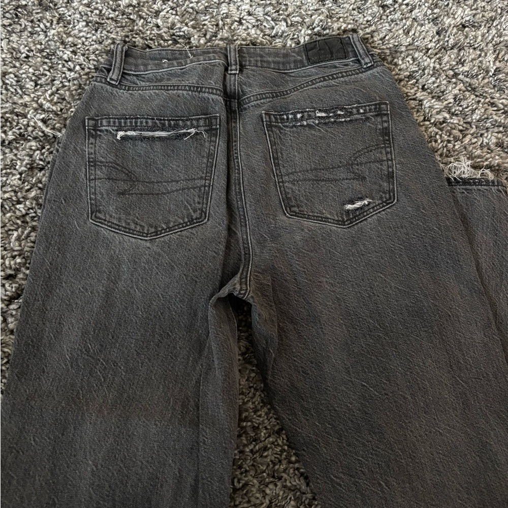 AMERICAN EAGLE HIGH RISE MOM STRAIGHT RIPPED JEANS - SIZE 2